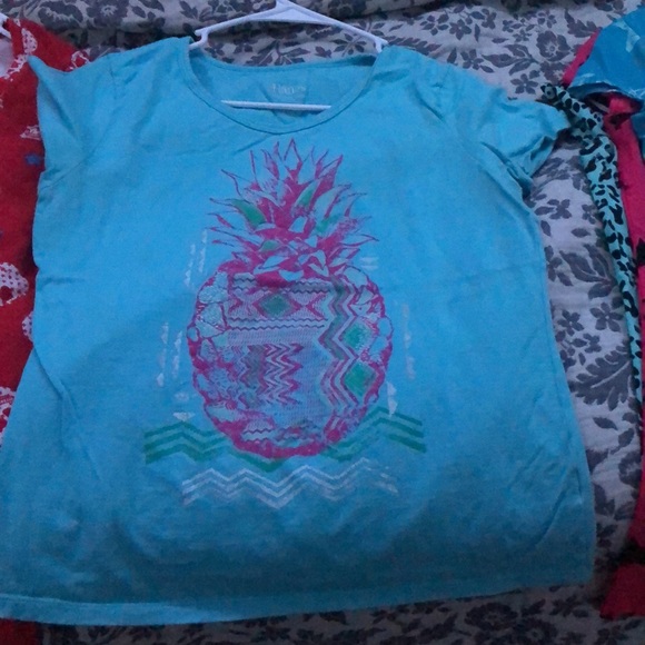 T shirts size (red) large (blue) medium - Picture 2 of 3